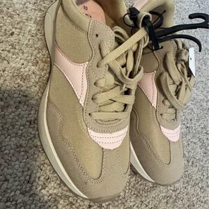 Time & Tru NWT women’s sneakers size 10